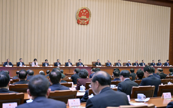 十四届全国人大二次会议主席团举行第一...