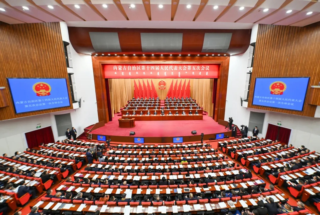 自治区十四届人大五次会议开幕 王伟中主持 包钢作政府工作报告