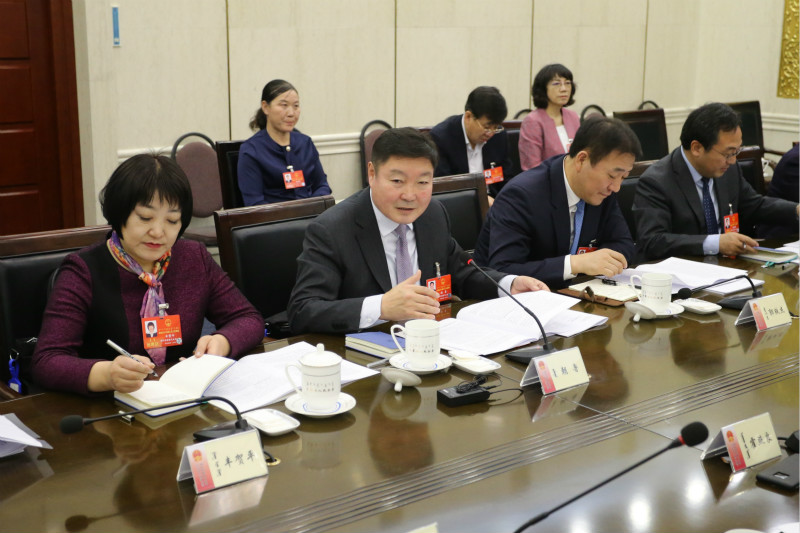 1月13日，各代表团审议政府工作报告，代表们认真履职，建言献策