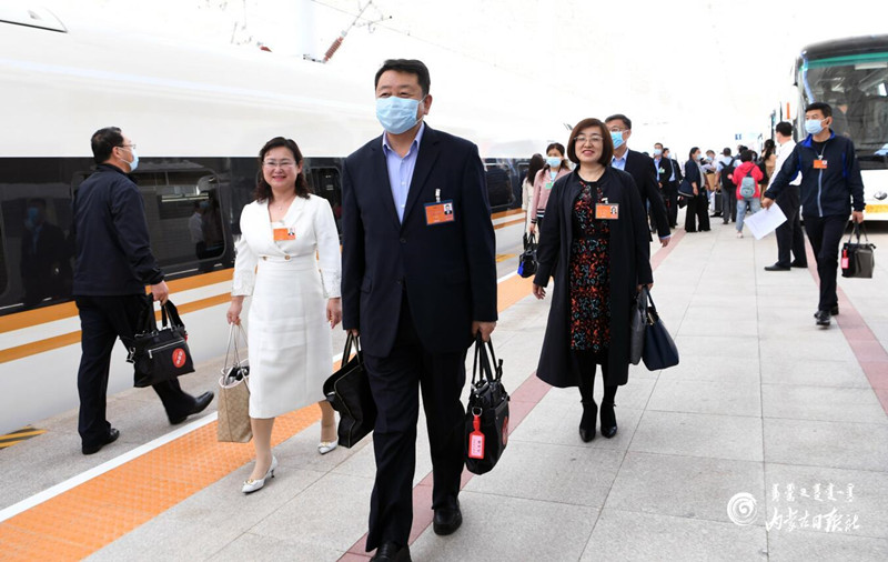 出席十三届全国人大三次会议的内蒙古代表团抵京