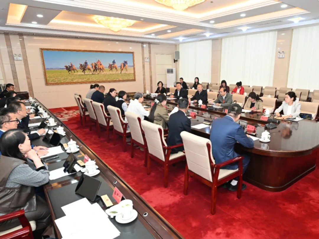 自治区人大常委会召开列席代表座谈会